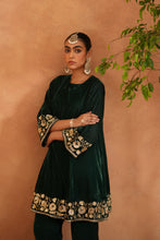 Load image into Gallery viewer, Emerald green velvet embroidered tunic and pants