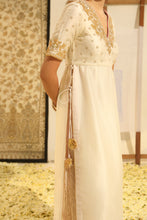 Load image into Gallery viewer, Straight kurta with crushed silk skirt and crushed dupatta