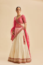Load image into Gallery viewer, IVORY BANARSI BOOTI LHENGA WITH FUSCHIA CHOLI AND DUPATTA SET