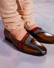 Load image into Gallery viewer, Tan V-strap Loafer