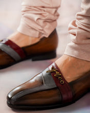 Load image into Gallery viewer, Tan V-strap Loafer