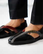 Load image into Gallery viewer, V Strap Caligae