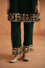 Load image into Gallery viewer, Emerald green velvet embroidered tunic and pants
