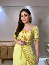 Load image into Gallery viewer, Shefali Jariwala in Shefali gown set
