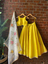 Load image into Gallery viewer, Yellow lehenga set with Hand Painted dupatta
