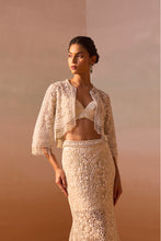 Load image into Gallery viewer, IVORY TRAIL SKIRT WITH PLEATED CROPTOP AND VEIL
