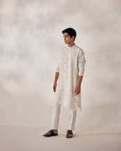 Load image into Gallery viewer, White applique Kurta set
